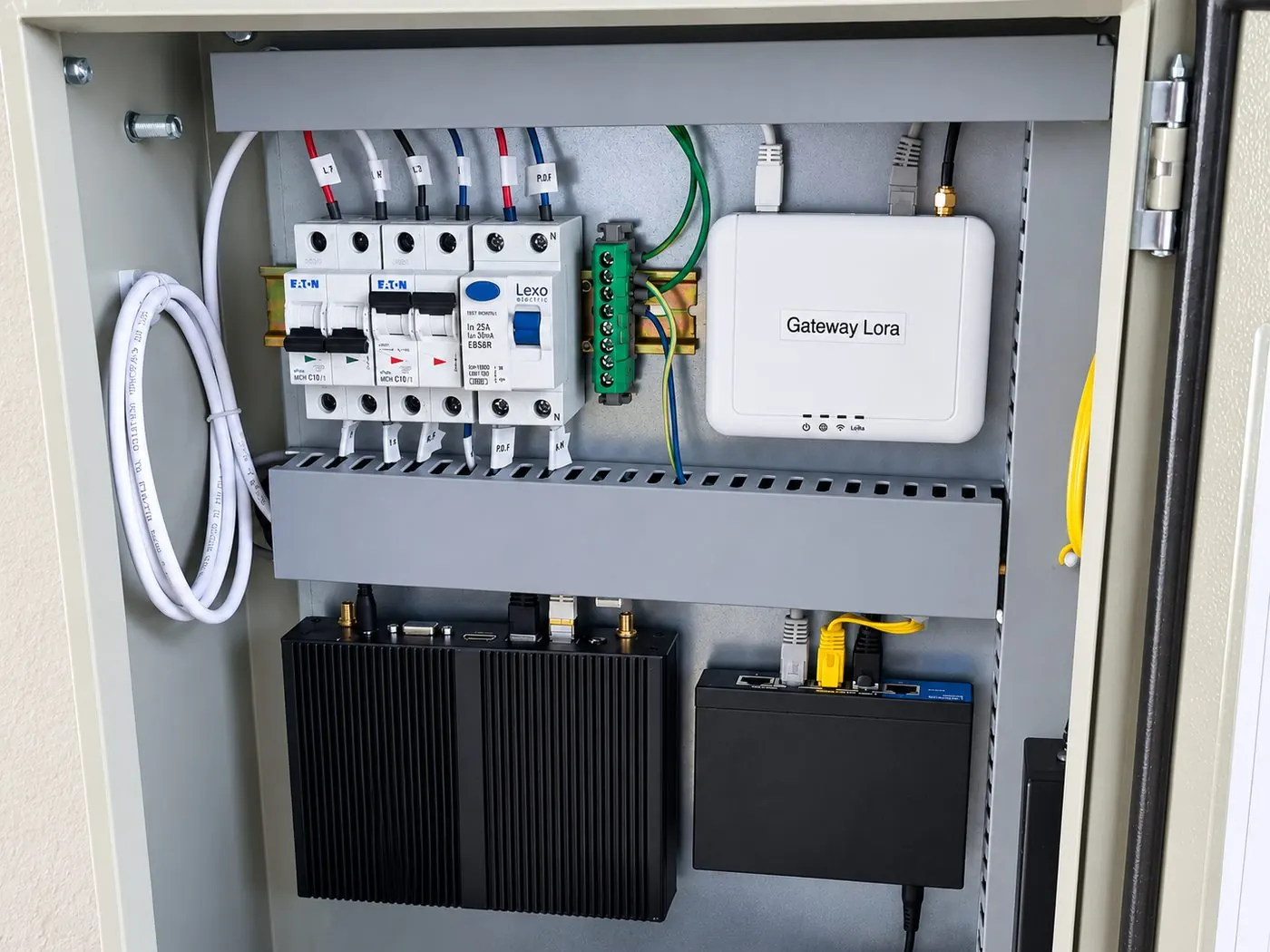 NBnano instalado en gabinete junto al gateway LoRaWAN